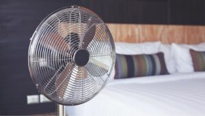 Καύσωνας: Oδηγός επιβίωσης σε σπίτια χωρίς κλιματισμό - Τι προτείνουν οι ειδικοί
