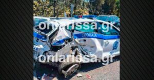 Λάρισα: Αγροτικό όχημα έπεσε πάνω σε περιπολικό έξω – Πώς γλίτωσαν οι αστυνομικοί από τη σφοδρή σύγκρουση