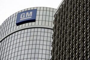 Επώδυνο πλήγμα για την GM – 32% πτώση κερδών και απώλεια $1,1 δισ. στο β’ τρίμηνο λόγω των δασμών