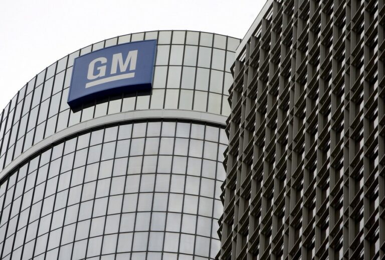 Επώδυνο πλήγμα για την GM – 32% πτώση κερδών και απώλεια $1,1 δισ. στο β’ τρίμηνο λόγω των δασμών