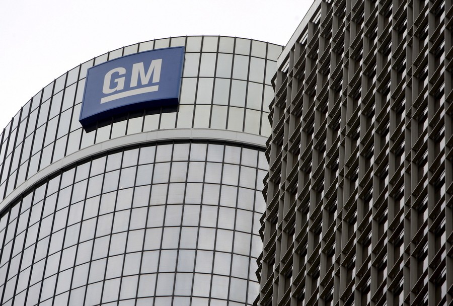 Επώδυνο πλήγμα για την GM – 32% πτώση κερδών και απώλεια $1,1 δισ. στο β’ τρίμηνο λόγω των δασμών
