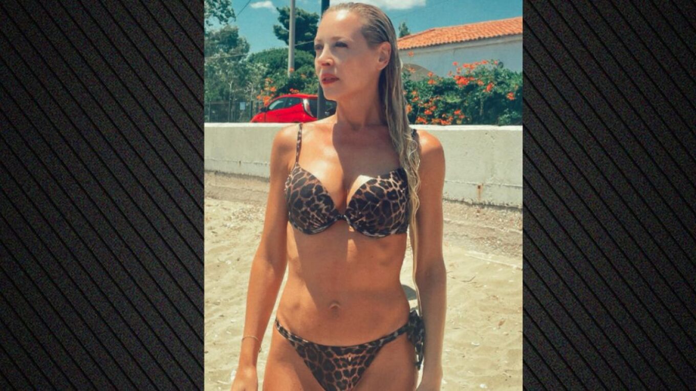 Η Φαίη Ξυλά μαγνητίζει τα βλέμματα με το λεοπάρ μαγιό της