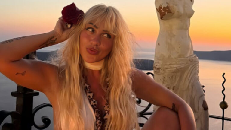 Η Κόνι Μεταξά ποζάρει με φόντο την Καλντέρα – Στιγμές από τις διακοπές της