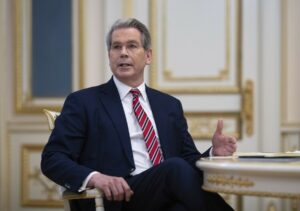 Μπέσεντ για Πάουελ: Δεν χρειάζεται να παραιτηθεί – Θα ήταν καλό για την υστεροφημία του να ελέγξει την Fed