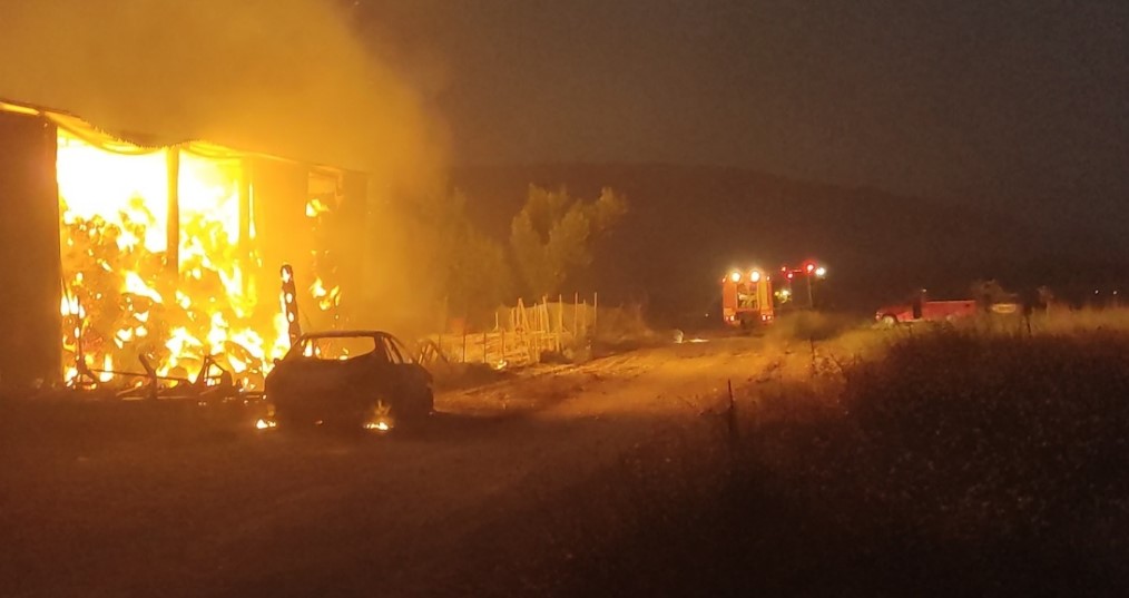 Σε ύφεση η δασική πυρκαγιά στον Φενεό - Συνεχίζονται οι ρίψεις από 21 εναέρια μέσα