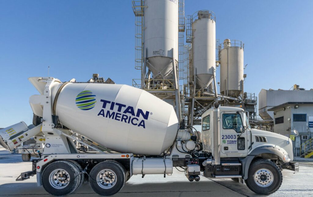 Titan: «Προσγείωση» κερδών βλέπει η Optima – Πιέσεις από ΗΠΑ, δολάριο και λειτουργικό κόστος
