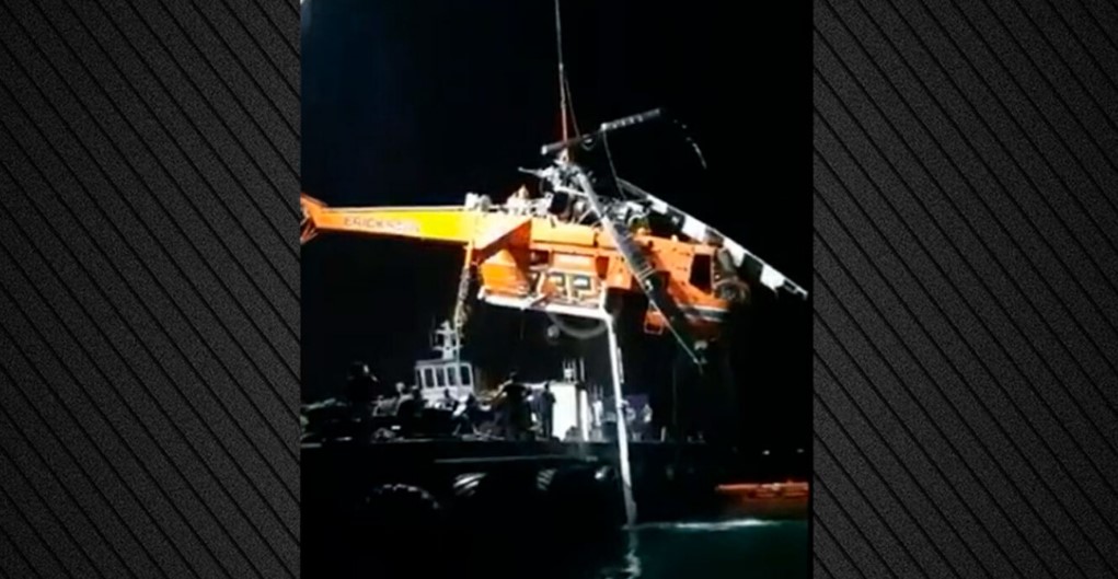 Ελευσίνα: Εκτός θάλασσας το ελικόπτερο που προσθαλασσώθηκε - Βίντεο από την επιχείρηση ανέλκυσης