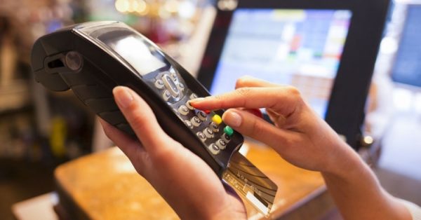 Η Ευρώπη αφήνει τα μετρητά – Στροφή στις ψηφιακές πληρωμές