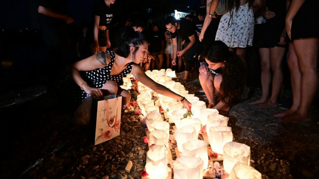 Συγκίνηση στο μνημόσυνο για τους 104 νεκρούς στο Μάτι - Συγγενείς τίμησαν τη μνήμη των θυμάτων με κόκκινα μπαλόνια και φαναράκια
