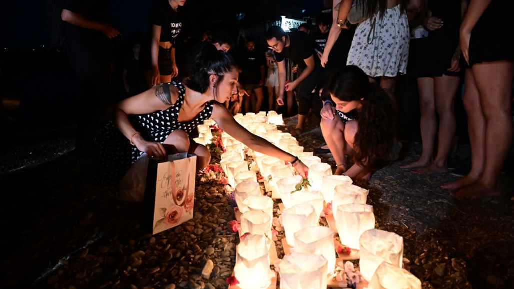 Συγκίνηση στο μνημόσυνο για τους 104 νεκρούς στο Μάτι - Συγγενείς τίμησαν τη μνήμη των θυμάτων με κόκκινα μπαλόνια και φαναράκια