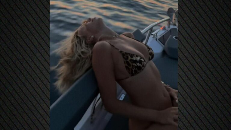 Με λεοπάρ μαγιό και φόντο το απέραντο γαλάζιο η Γαρυφαλλιά Καληφώνη