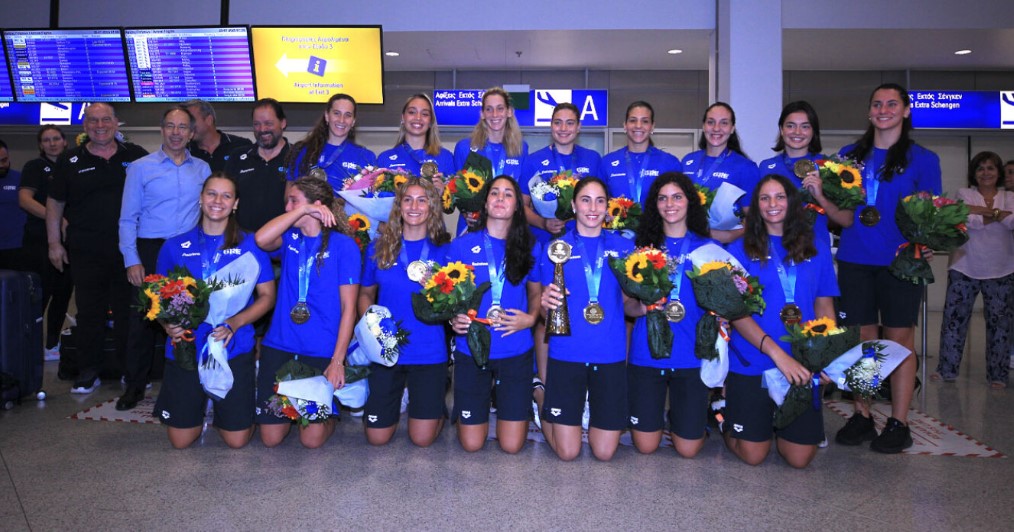 Υποδοχή ηρωίδων στο Ελ. Βενιζέλος για τις Παγκόσμιες Πρωταθλήτριες - Οι πρώτες δηλώσεις της Εθνικής Πόλο Γυναικών