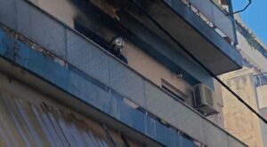 Φωτιά σε διαμέρισμα στον Πειραιά: Νεκρή μία γυναίκα, ένας τραυματίας
