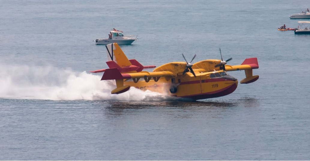 Αναγκαστική προσθαλάσσωση για πυροσβεστικό αεροσκάφος στον Κορινθιακό - Σώοι οι δύο πιλότοι