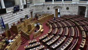 Βουλή: Πέρασε η τροπολογία για τις αναλήψεις χωρίς χρέωση από ΑΤΜ