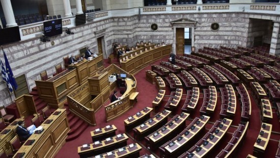 Βουλή: Πέρασε η τροπολογία για τις αναλήψεις χωρίς χρέωση από ΑΤΜ