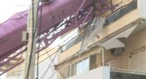 Γερανοφόρο έπεσε σε σπίτι στο Περιστέρι
