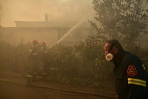 Δραματικές εικόνες στο Κρυονέρι – Μάχη με τις φλόγες για να σωθούν σπίτια