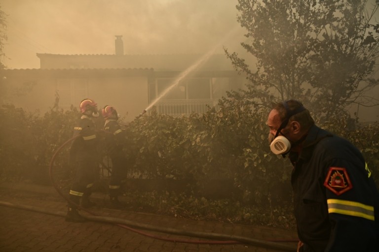 εικόνες στο Κρυονέρι – Μάχη με τις φλόγες για να σωθούν σπίτια