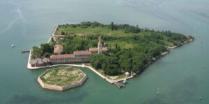 Αντίδραση των Βενετών στον μαζικό τουρισμό – Μετατρέπουν στοιχειωμένο νησί σε χώρο αποκλειστικά για Βενετσιάνους
