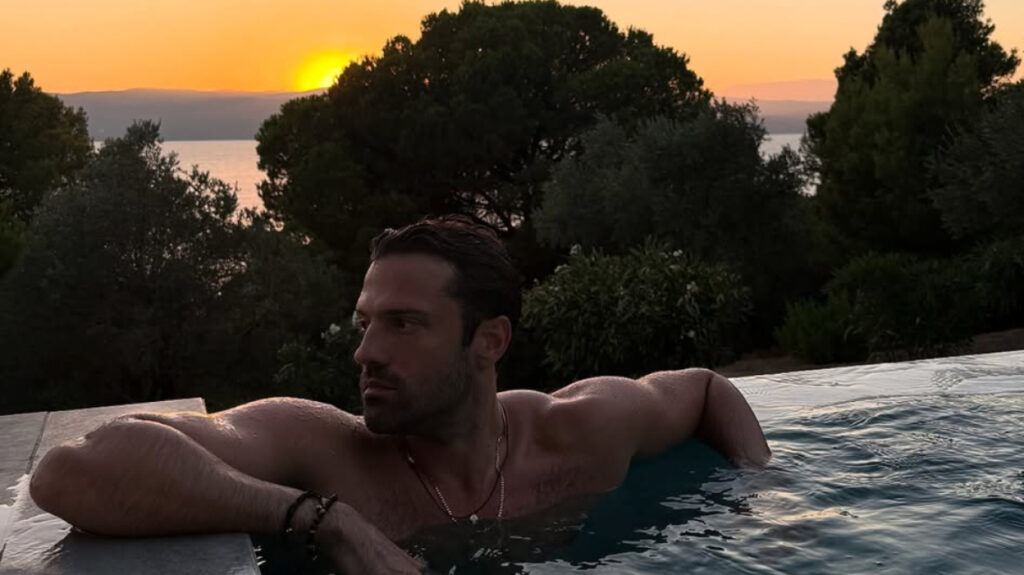Ο Κωνσταντίνος Αργυρός απολαμβάνει το ηλιοβασίλεμα στη Σκιάθο