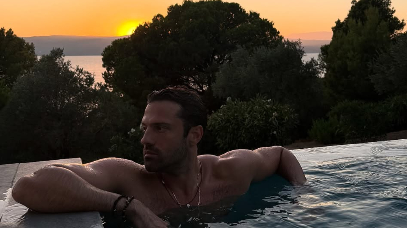 Ο Κωνσταντίνος Αργυρός απολαμβάνει το ηλιοβασίλεμα στη Σκιάθο
