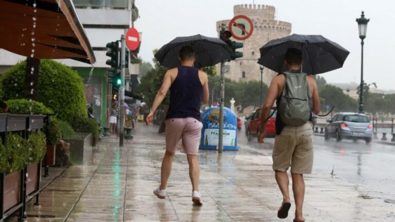 Καιρός: Αισθητή πτώση της θερμοκρασίας - Έρχονται μπόρες και μεγάλη συχνότητα κεραυνών