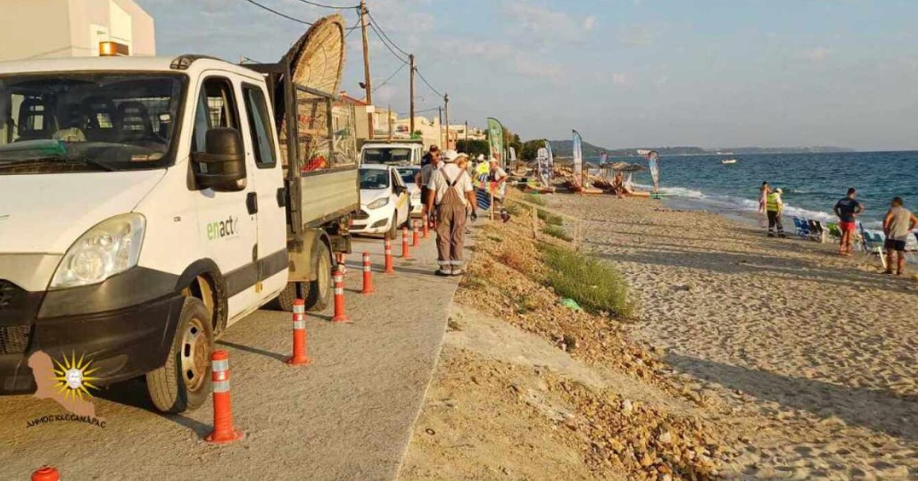 Δήμος Κασσάνδρας: Συνεχίζεται η επιχείρηση για να απομακρυνθούν ομπρέλες και εξοπλισμός από παραλίες
