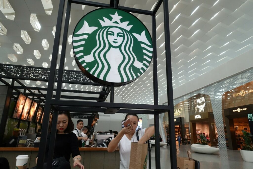 Απογοητευτικά αποτελέσματα για τη Starbucks – Πίεση στις ΗΠΑ