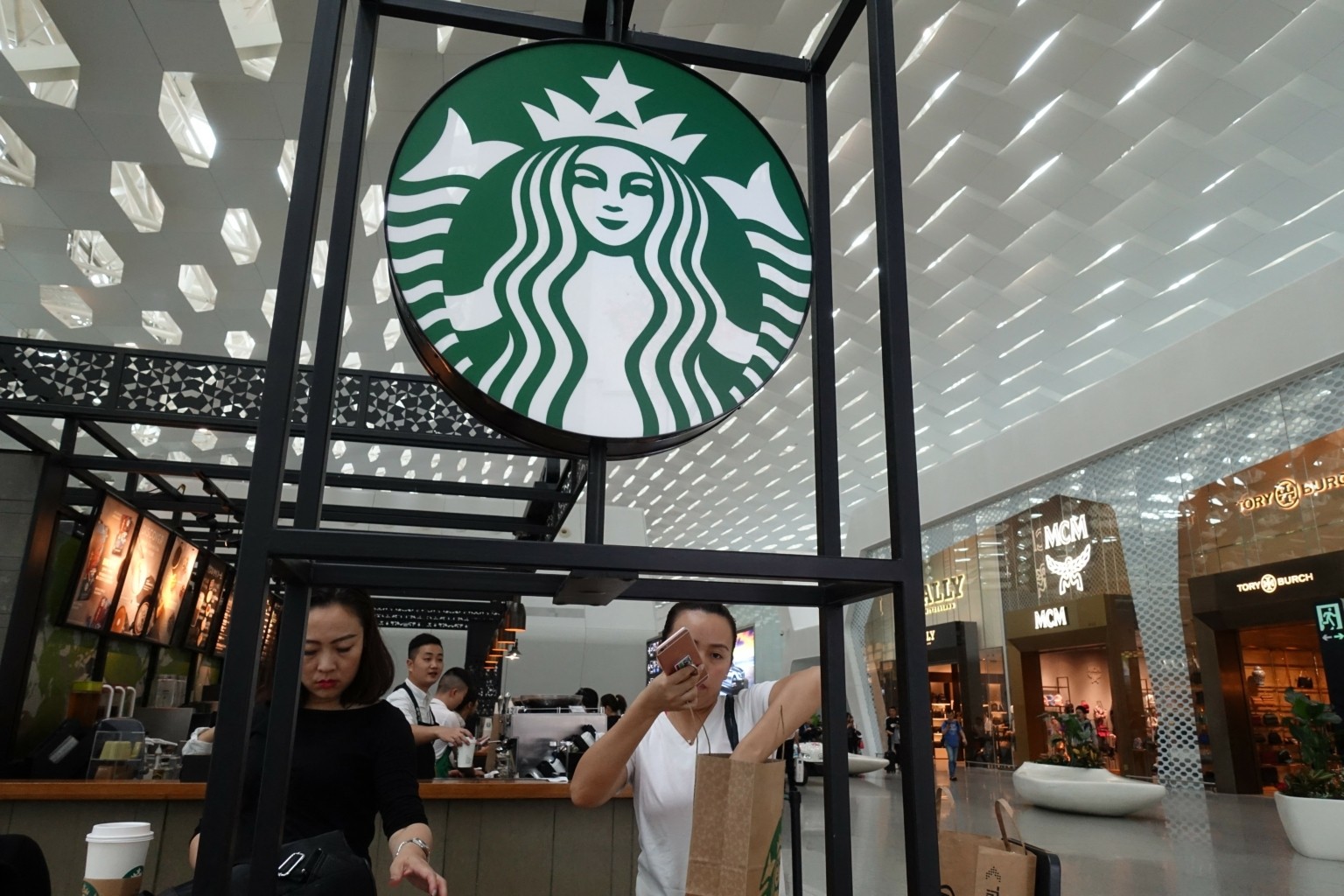 Απογοητευτικά αποτελέσματα για τη Starbucks – Πίεση στις ΗΠΑ