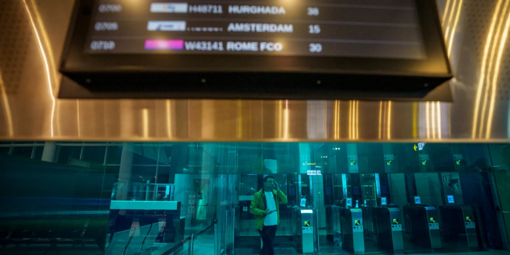 Η ΕΕ ανακοίνωσε την έναρξη από τις 12 Οκτωβρίου της σταδιακής εφαρμογής του νέου συστήματος εισόδου, το οποίο περιλαμβάνει δακτυλικά αποτυπώματα και αναγνώριση προσώπου αντί για σφράγιση διαβατηρίων. Το σύστημα εισόδου/εξόδου της ΕΕ (EES) θα επηρεάσει όλους τους τουρίστες ή τους επαγγελματίες που ταξιδεύουν και δεν είναι πολίτες της ΕΕ, συμπεριλαμβανομένων των Βρετανών. «Από τις 12 Οκτωβρίου και μετά, τα κράτη μέλη θα αρχίσουν να εισάγουν το EES σταδιακά σε διάστημα έξι μηνών. Οι συνοριακές αρχές θα καταγράφουν προοδευτικά τα δεδομένα των υπηκόων τρίτων χωρών που διασχίζουν τα σύνορα. Στο τέλος αυτής της περιόδου, το EES θα αναπτυχθεί πλήρως σε όλα τα σημεία διέλευσης των συνόρων», ανέφερε η ΕΕ σε ανακοίνωσή της. ΚΟΣΜΟΣ  30/07/2025  13:12 Πορτογαλία: Σε κατάσταση συναγερμού ολόκληρη η χώρα - Τρεις μεγάλες δασικές πυρκαγιές ΚΟΣΜΟΣ  30/07/2025  11:22 Πανικός σε πτήση της Turkish Airlines: Επιβάτες απομακρύνθηκαν από τσουλήθρες έκτακτης ανάγκης μετά από καπνό στο σύστημα προσγείωσης Το σχέδιο για τη λήψη βιομετρικών στοιχείων αποτελεί μέρος του ευρύτερου προγράμματος «έξυπνων συνόρων» της ΕΕ, το οποίο στοχεύει στην ταχύτερη διέλευση των συχνών ταξιδιωτών και στην καταπολέμηση της παράτυπης μετανάστευσης. Ήδη έχουν εγκατασταθεί μηχανήματα λήψης δακτυλικών αποτυπωμάτων στον τερματικό σταθμό Eurostar στο Λονδίνο. Οι επιβάτες θα πρέπει να επαληθεύουν είτε τα δακτυλικά τους αποτυπώματα είτε την εικόνα του προσώπου τους, αλλά όχι και τα δύο, αφού περάσουν τα σύνορα για πρώτη φορά. Το σύστημα θα δίνει επίσης τη δυνατότητα να ελέγχουν οι Αρχές ποιοι ταξιδιώτες έχουν υπερβεί την επιτρεπόμενη διάρκεια παραμονής. Μόλις τεθεί σε πλήρη λειτουργία, οι Βρετανοί τουρίστες και άλλοι επισκέπτες εκτός ΕΕ δεν θα σφραγίζουν πλέον τα διαβατήριά τους. Τι αναφέρει η ΕΕ «Πρόκειται για ένα προηγμένο τεχνολογικό σύστημα που θα καταγράφει ψηφιακά τις εισόδους και εξόδους υπηκόων εκτός ΕΕ που ταξιδεύουν σε 29 ευρωπαϊκές χώρες, συμπεριλαμβανομένων εκείνων που συνδέονται με τη ζώνη Σένγκεν, για βραχείες διαμονές. Θα καταγράφει βιομετρικά δεδομένα, όπως δακτυλικά αποτυπώματα, εικόνα προσώπου και άλλες πληροφορίες ταξιδιού, αντικαθιστώντας σταδιακά το τρέχον σύστημα σφράγισης διαβατηρίων», δήλωσε η Ευρωπαϊκή Επιτροπή. Πηγή: iefimerida.gr - Η ΕΕ θα θέσει σε λειτουργία νέο σύστημα ελέγχου των συνόρων τον Οκτώβριο -Mε βιομετρικά δεδομένα - iefimerida.gr