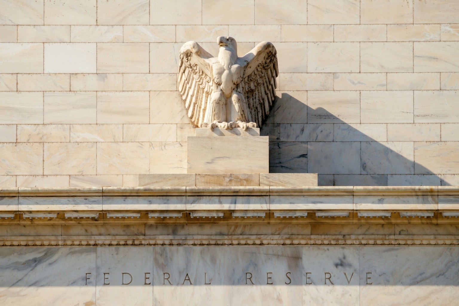 Fed: Γιατί οι αγορές περιμένουν μείωση επιτοκίων τον Σεπτέμβριο – Τι θα πει ο Πάουελ