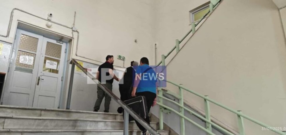 Στον ανακριτή η 52χρονη μητέρα στον Βόλο που κατηγορείται για παιδική πορνογραφία και αιμομιξία