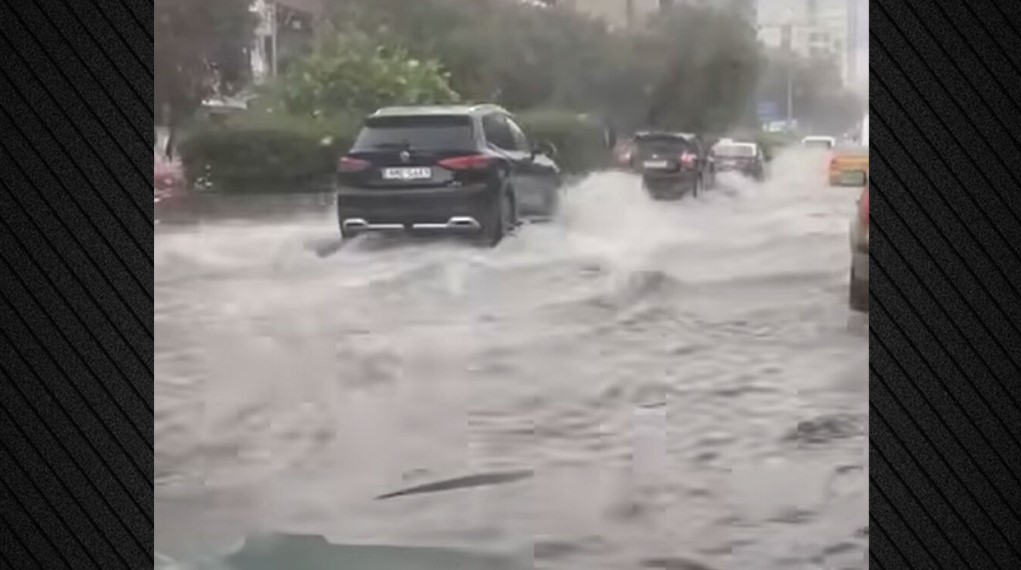 Κακοκαιρία στη Θεσσαλονίκη: Ποτάμια κεντρικοί δρόμοι - Έφυγε καπάκι φρεατίου - ΒΙΝΤΕΟ