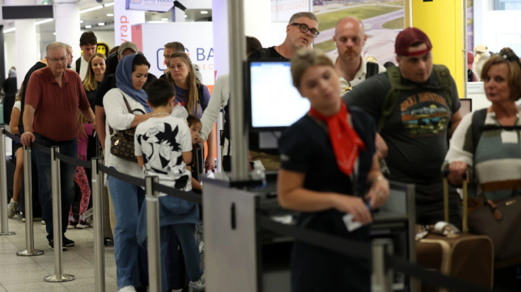 Βρετανία: Ταλαιπωρία και πάλι στα αεροδρόμια της χώρας για τους ταξιδιώτες στη χώρα