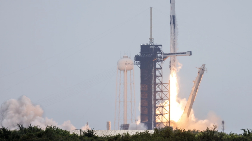 Εκτοξεύτηκε το διαστημόπλοιο Dragon της SpaceX προς τον Διεθνή Διαστημικό Σταθμό