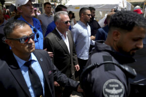 Ο ειδικός απεσταλμένος του προέδρου των ΗΠΑ Ντόναλντ Τραμπ στη Μέση Ανατολή συναντήθηκε σήμερα το πρωί στο Τελ Αβίβ με συγγενείς Ισραηλινών ομήρων που κρατούνται στη Λωρίδα της Γάζας,