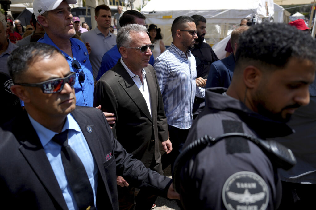Ο ειδικός απεσταλμένος του προέδρου των ΗΠΑ Ντόναλντ Τραμπ στη Μέση Ανατολή συναντήθηκε σήμερα το πρωί στο Τελ Αβίβ με συγγενείς Ισραηλινών ομήρων που κρατούνται στη Λωρίδα της Γάζας,