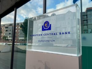 Τίτλοι τέλους από την ΕΚΤ στις μειώσεις επιτοκίων - Οι προβλέψεις για πληθωρισμό και ανάπτυξη