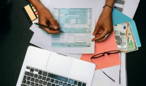 Έρχονται φορολογικές ελαφρύνσεις για τη μεσαία τάξη - Τι αλλάζει στη φορολογική κλίμακα