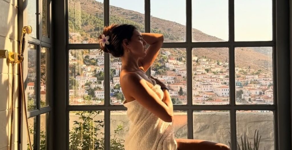 Η Βρισηίδα Ανδριώτου φωτογραφήθηκε καλυμμένη μόνο με μια πετσέτα στο μπάνιο της - «Δεν ήξερα ποια να διαλέξω»