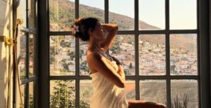 Η Βρισηίδα Ανδριώτου φωτογραφήθηκε καλυμμένη μόνο με μια πετσέτα στο μπάνιο της - «Δεν ήξερα ποια να διαλέξω»