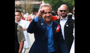 Καναδάς: Οργή για τον εναγκαλισμό του πρωθυπουργού Κάρνεϊ με ημίγυμνο άνδρα στο Pride