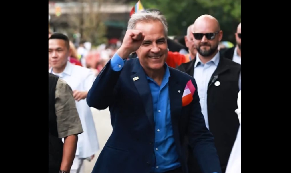 Καναδάς: Οργή για τον εναγκαλισμό του πρωθυπουργού Κάρνεϊ με ημίγυμνο άνδρα στο Pride