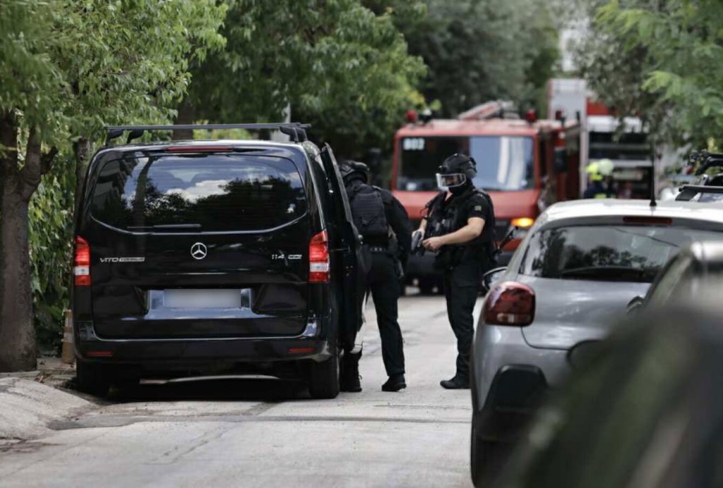 Χολαργός: Συνελήφθη ο άνδρας που είχε ταμπουρωθεί σε διαμέρισμα - Πέταξε μολότοφ από το μπαλκόνι του και απειλούσε αστυνομικούς