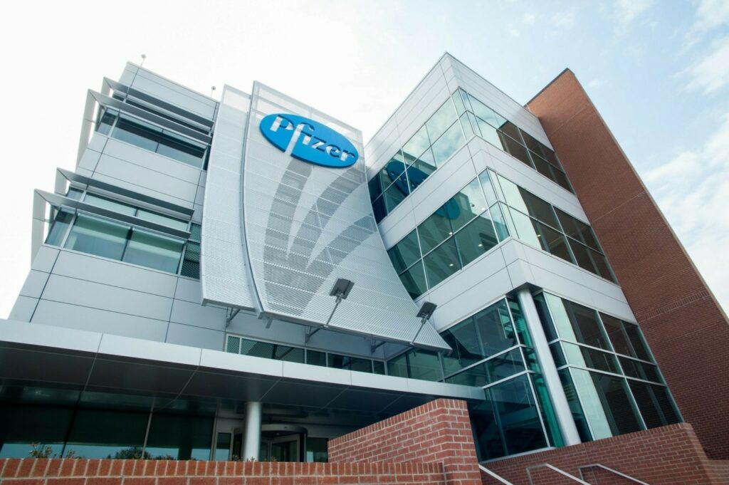 Pfizer: Βελτιωμένες εκτιμήσεις για το 2025 μετά την ανάκαμψη στο β΄ τρίμηνο