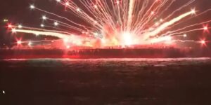 Ιαπωνία: Πυρκαγιά σε φορτηγίδες κατά τη διάρκεια σόου πυροτεχνημάτων – Εργάτες σώθηκαν πέφτοντας στη θάλασσα