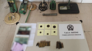 Πέλλα: Συνελήφθη άντρας που είχε αρχαία νομίσματα και φυσίγγια στο σπίτι του