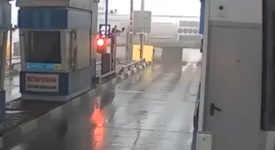 Τρομακτικό ατύχημα στη Ρωσία: Λεωφορείο γεμάτο επιβάτες έπεσε πάνω σε σταθμό διοδίων και ανετράπη