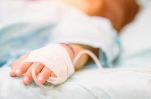 Θεσσαλονίκη: Σε κρίσιμη κατάσταση ο 8χρονος που έπεσε από μπαλκόνι – Μεταφέρθηκε στο Ιπποκράτειο